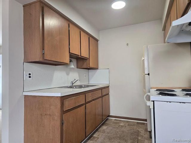 20231 Kelly Road 2, Harper Woods, MI 48225