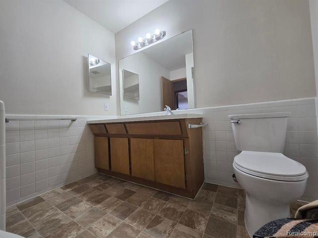 20231 Kelly Road 2, Harper Woods, MI 48225