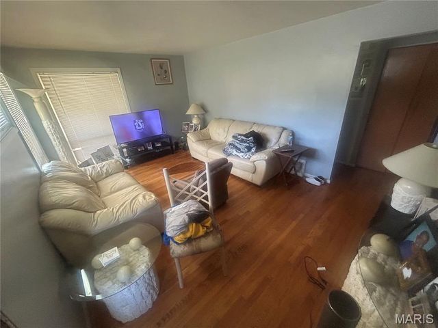 5661 Parchester Drive, St Louis, MO 63121