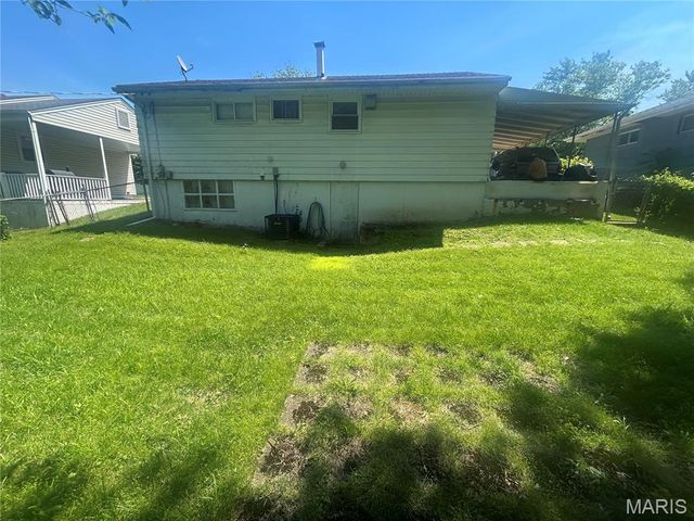 5661 Parchester Drive, St Louis, MO 63121