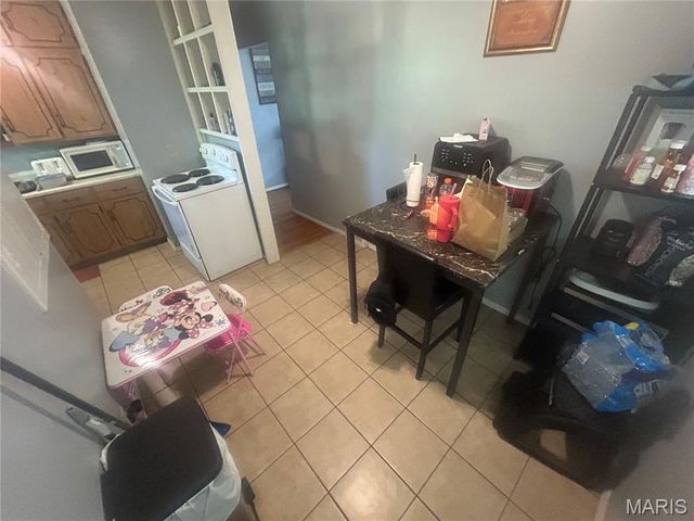 5661 Parchester Drive, St Louis, MO 63121