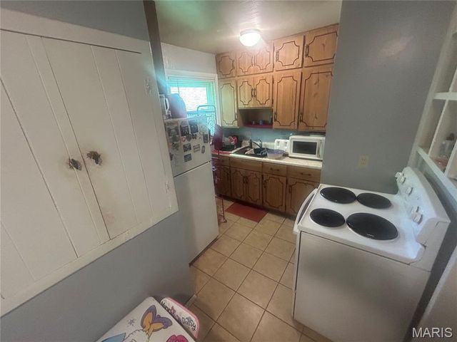 5661 Parchester Drive, St Louis, MO 63121
