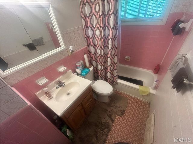 5661 Parchester Drive, St Louis, MO 63121