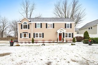 3 Summer St 2, Topsfield, MA 01983