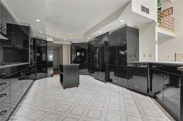 2214 Stone Creek Trail, Cuyahoga Falls, OH 44223
