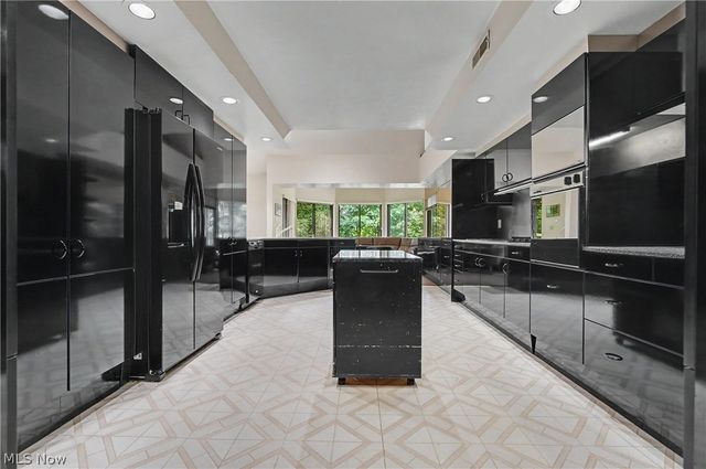 2214 Stone Creek Trail, Cuyahoga Falls, OH 44223