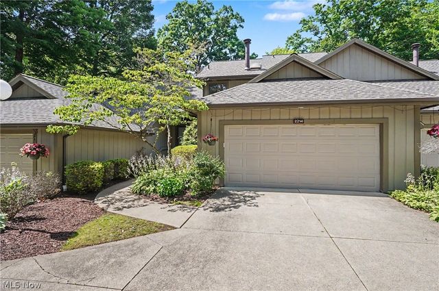 2214 Stone Creek Trail, Cuyahoga Falls, OH 44223