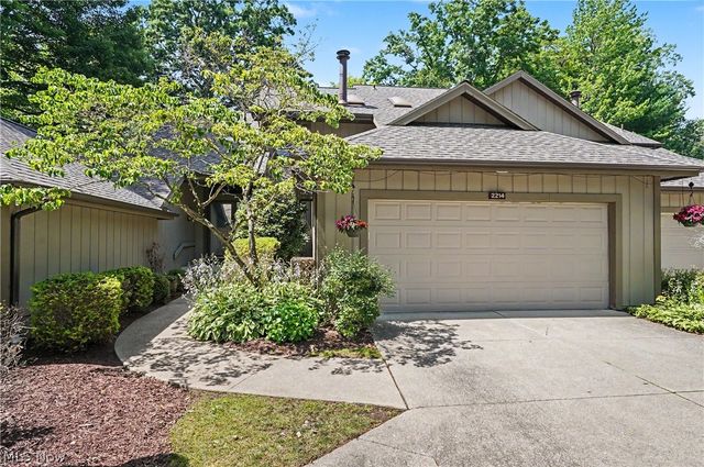 2214 Stone Creek Trail, Cuyahoga Falls, OH 44223
