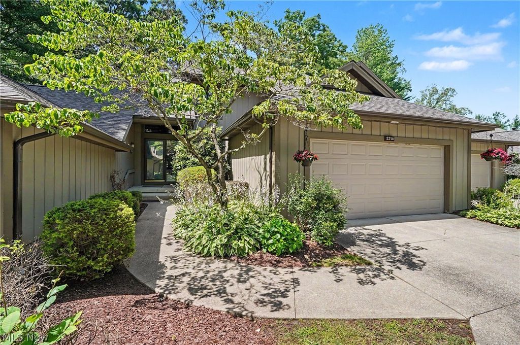 2214 Stone Creek Trail, Cuyahoga Falls, OH 44223