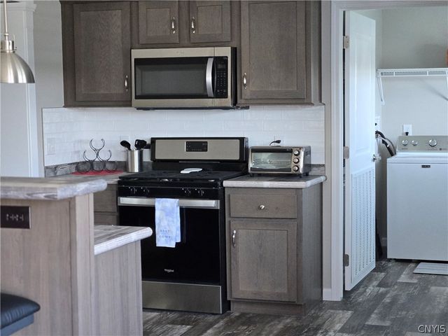 101 Woods Edge Drive, New Hartford, NY 13323