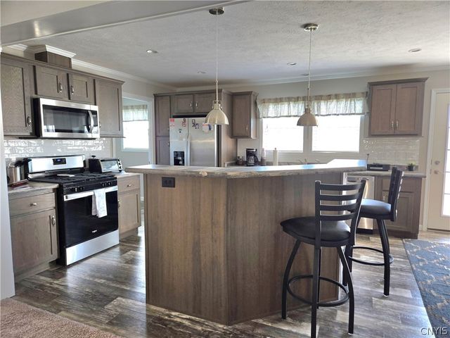 101 Woods Edge Drive, New Hartford, NY 13323