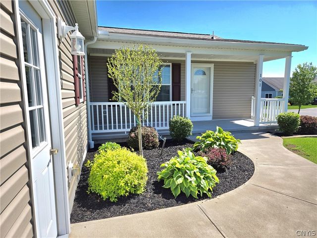 101 Woods Edge Drive, New Hartford, NY 13323