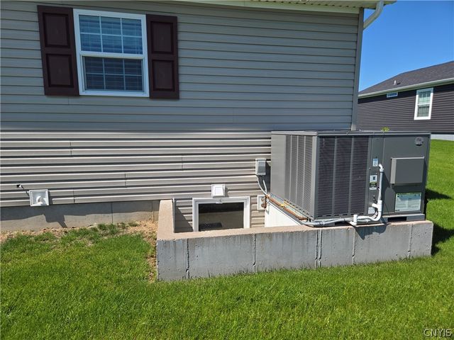 101 Woods Edge Drive, New Hartford, NY 13323