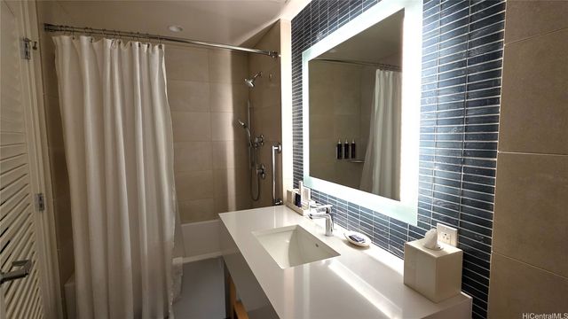 1390 Kapiolani Boulevard 3704, Honolulu, HI 96814