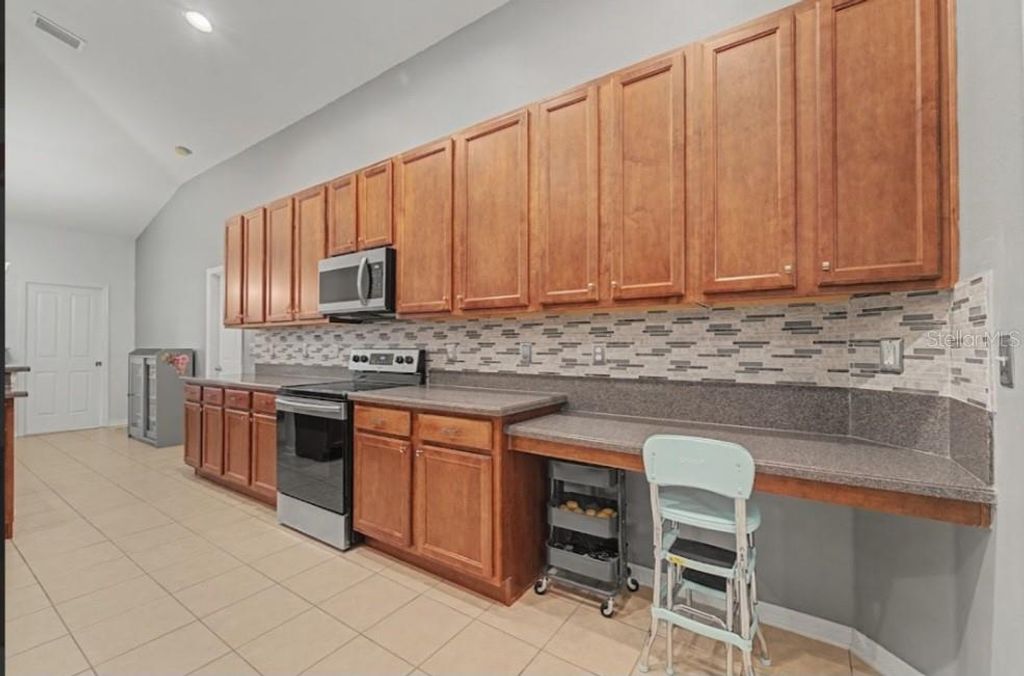 Image 13 of property listing at 10813 ROCKLEDGE VIEW DRIVE, Riverview, FL 33579