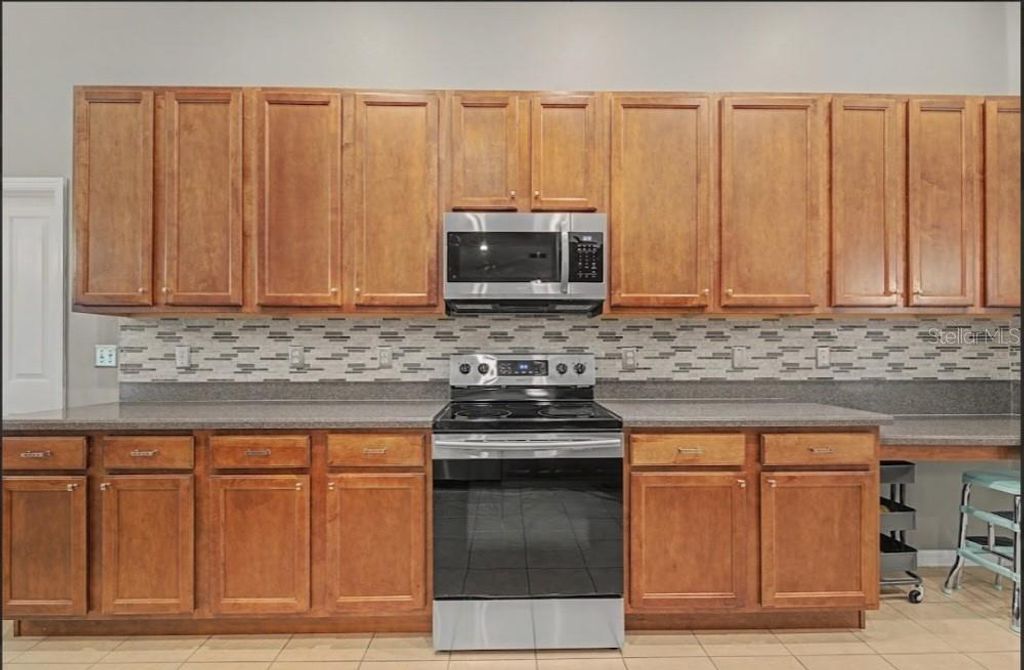 Image 15 of property listing at 10813 ROCKLEDGE VIEW DRIVE, Riverview, FL 33579