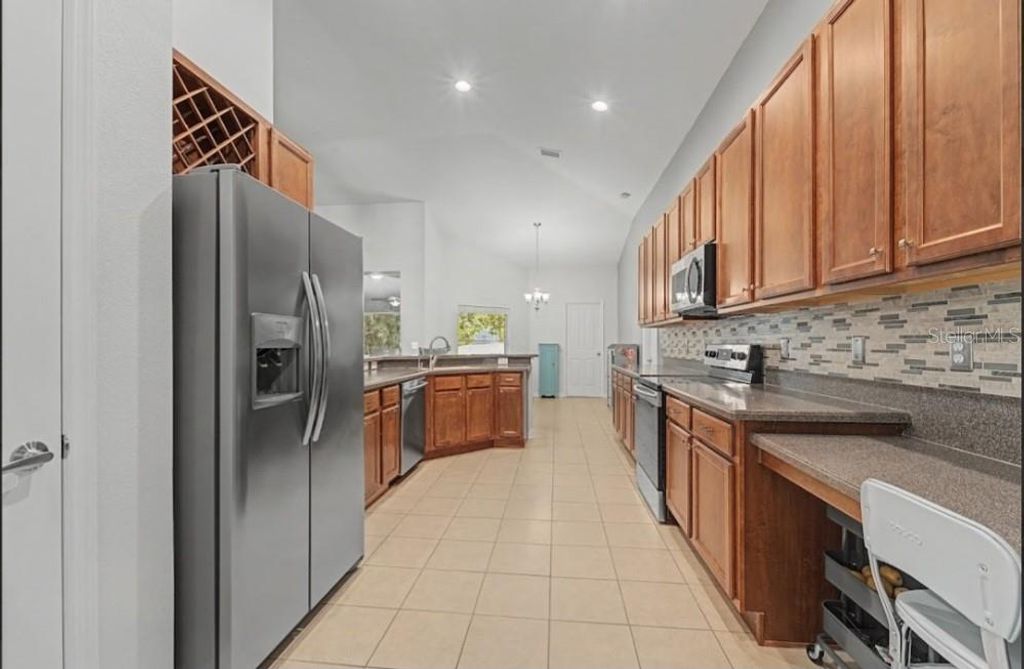 Image 18 of property listing at 10813 ROCKLEDGE VIEW DRIVE, Riverview, FL 33579