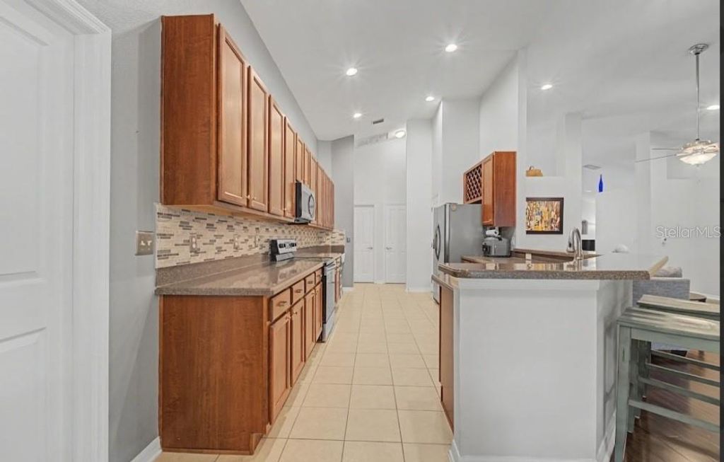 Image 20 of property listing at 10813 ROCKLEDGE VIEW DRIVE, Riverview, FL 33579