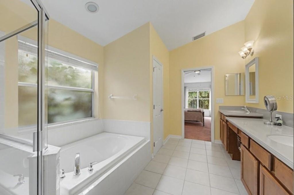 Image 32 of property listing at 10813 ROCKLEDGE VIEW DRIVE, Riverview, FL 33579