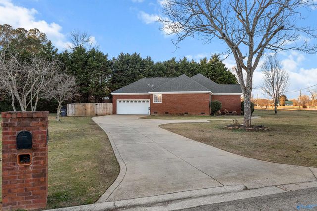 10 Fox Chase Drive, Hokes Bluff, AL 35903