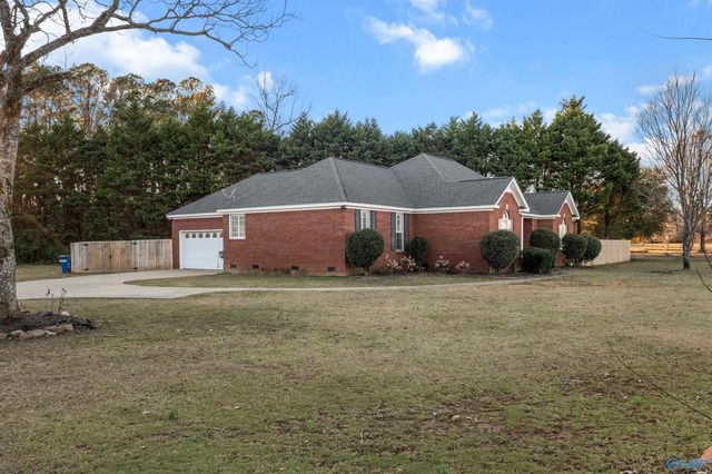 10 Fox Chase Drive, Hokes Bluff, AL 35903