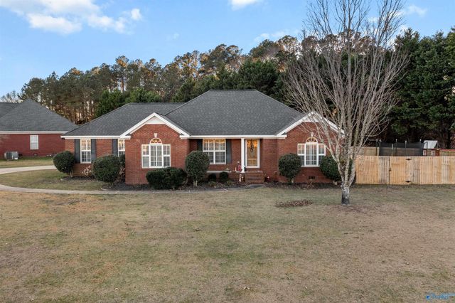 10 Fox Chase Drive, Hokes Bluff, AL 35903