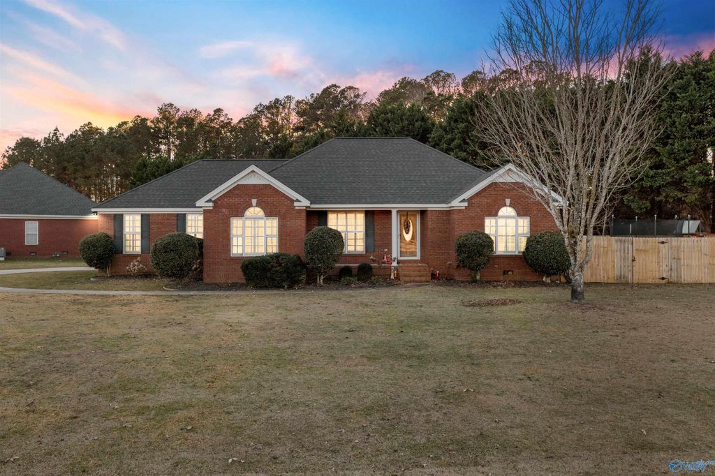 10 Fox Chase Drive, Hokes Bluff, AL 35903
