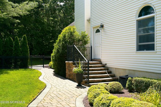 338 Valley View Circle, Freehold, NJ 07728