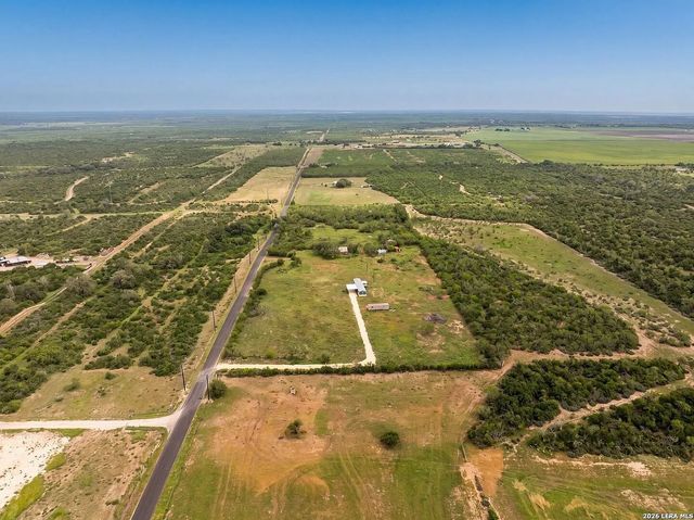 2759 County Road 467, Devine, TX 78016