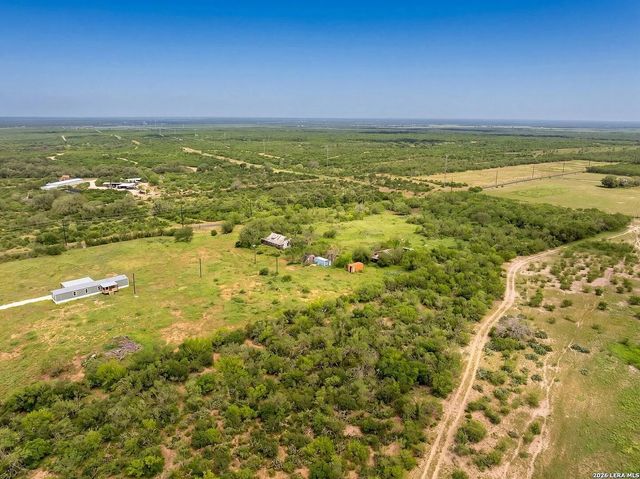2759 County Road 467, Devine, TX 78016