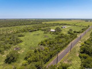 2759 County Road 467, Devine, TX 78016