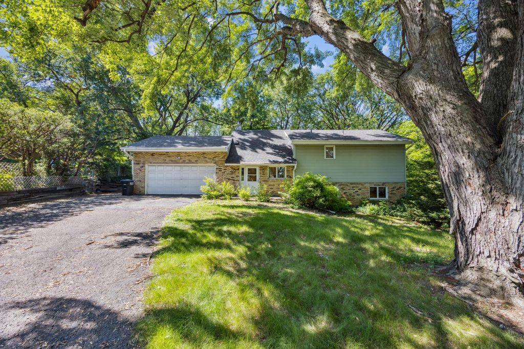 2252 Highway 36 W, Roseville, MN 55113