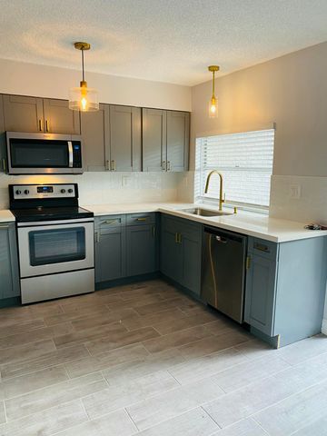 5268 NE 6th Avenue A28, Oakland Park, FL 33334