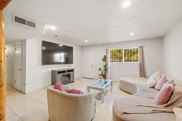 4633 Spring Valley Circle SW, Albuquerque, NM 87105