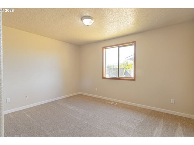 1729 HARTFORD Dr, Forest Grove, OR 97116