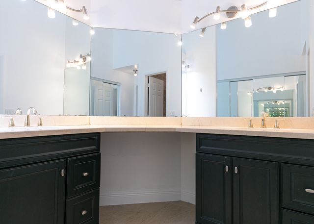 3530 Magellan Circle 613, Aventura, FL 33180