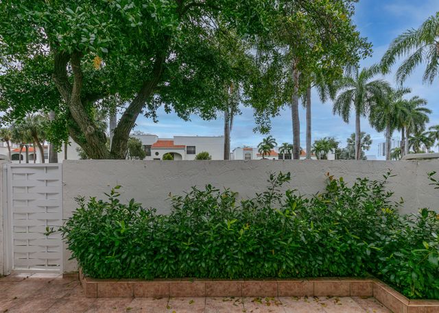 3530 Magellan Circle 613, Aventura, FL 33180