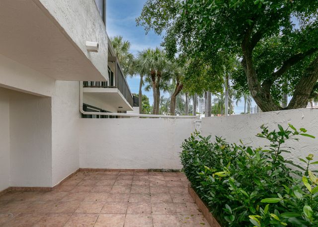 3530 Magellan Circle 613, Aventura, FL 33180