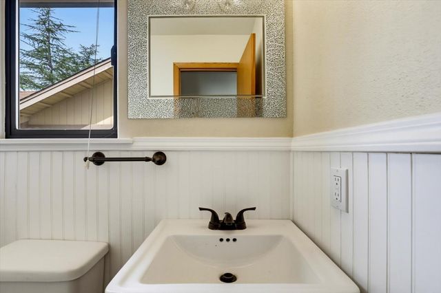 18098 Lake Forest Dr, Penn Valley, CA 95946