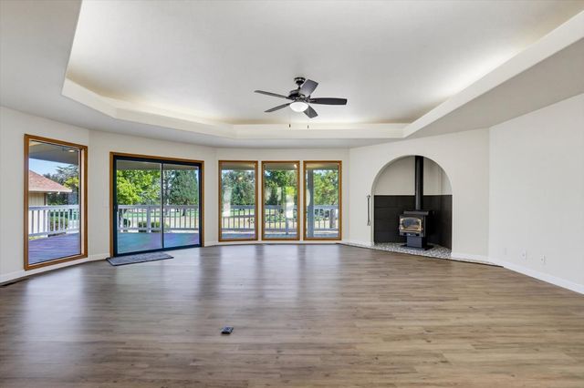 18098 Lake Forest Dr, Penn Valley, CA 95946