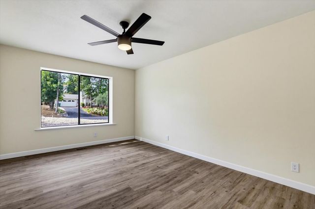 18098 Lake Forest Dr, Penn Valley, CA 95946