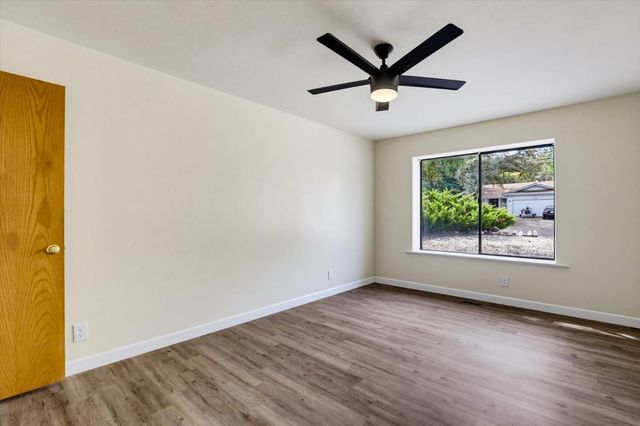 18098 Lake Forest Dr, Penn Valley, CA 95946