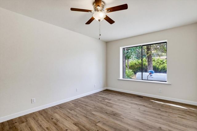 18098 Lake Forest Dr, Penn Valley, CA 95946