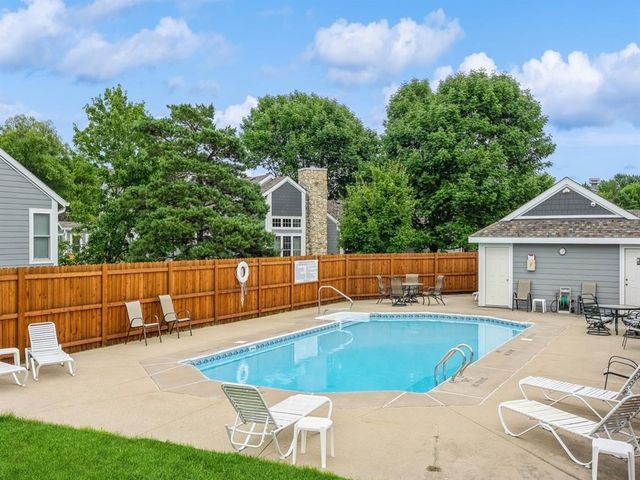 2405 81st Circle, Urbandale, IA 50322