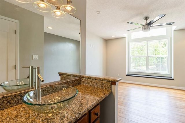 2405 81st Circle, Urbandale, IA 50322