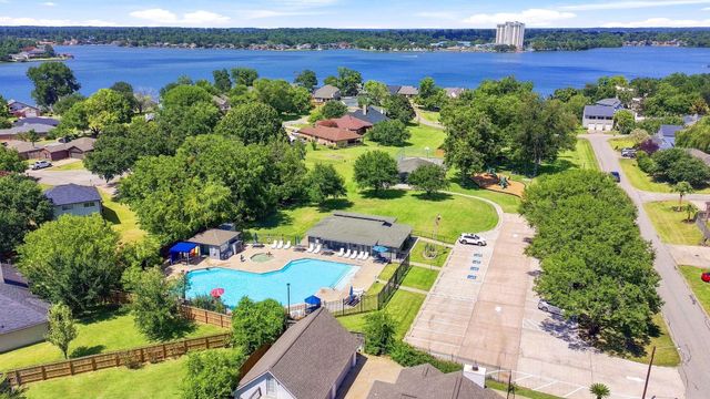 10707 Hillside Drive, Montgomery, TX 77356