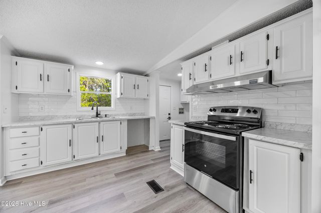 410 Pond View Lane, Hampstead, NC 28443