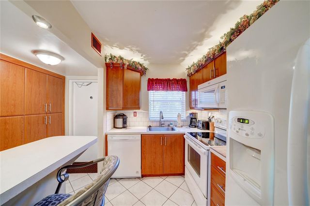 9440 Sunrise Lakes Boulevard 312, Sunrise, FL 33322