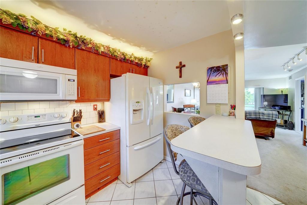 9440 Sunrise Lakes Boulevard 312, Sunrise, FL 33322