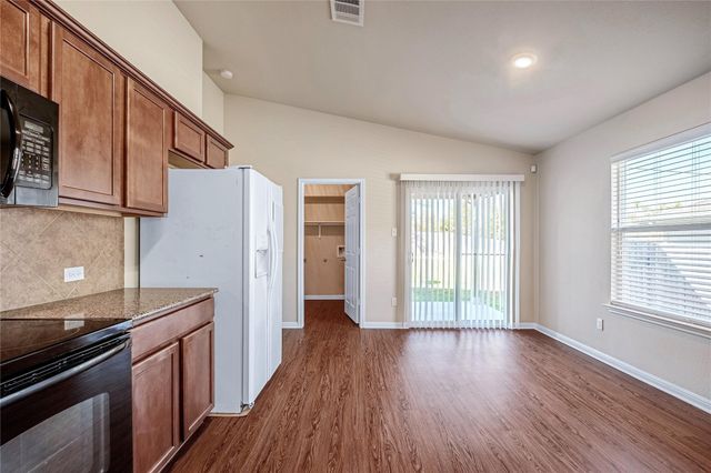 320 Comal RUN, Hutto, TX 78634